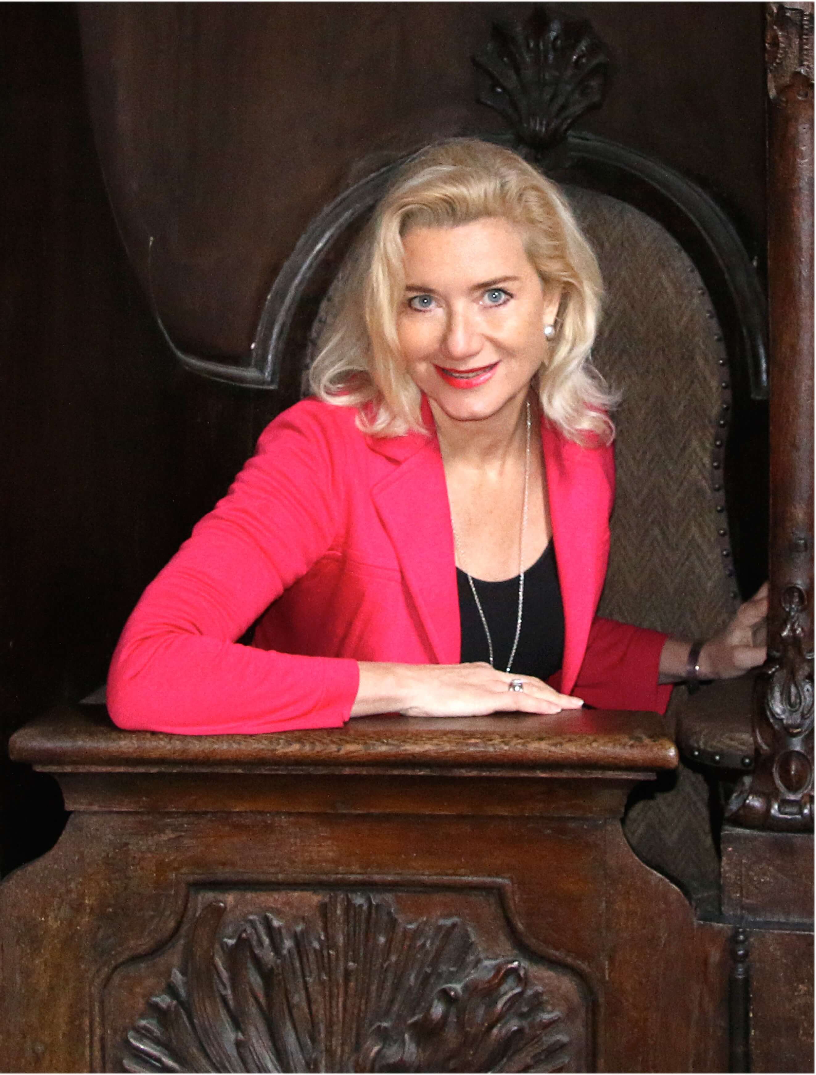 Sabine Vöhringer im Beichtstuhl in der Asamkirche. Hier beichtet die Verlegerin Julia Frey, bevor...
